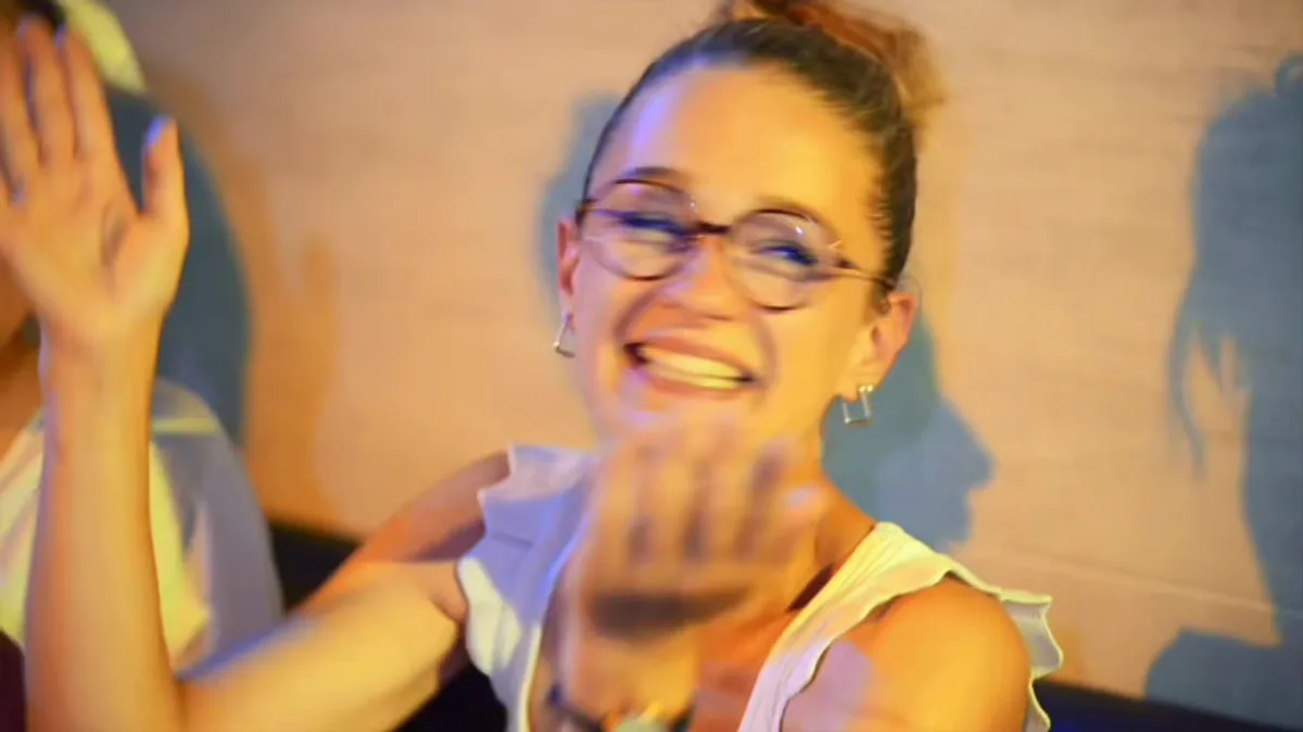 Participante riant pendant le show Prime Time